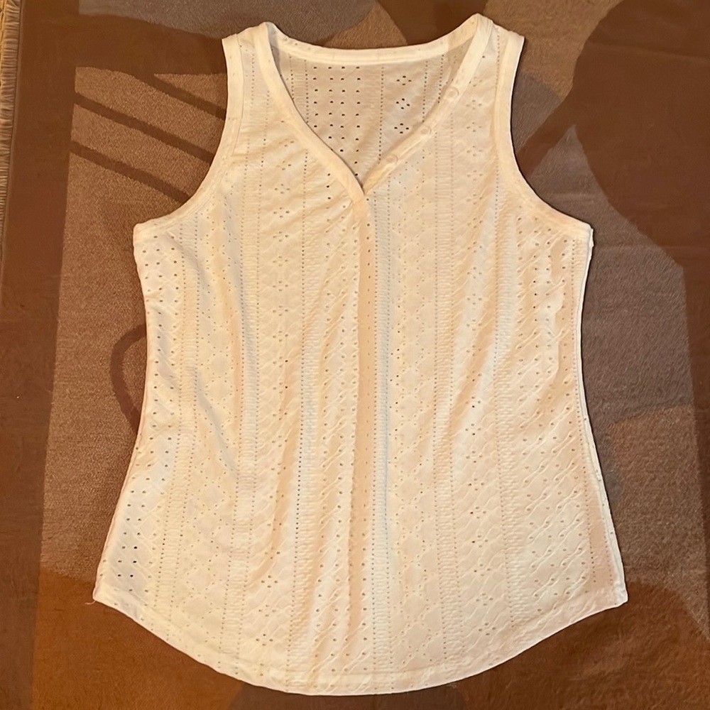 Feminine White eyelet lace pattern tank, M